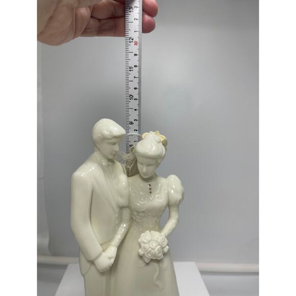 San Francisco Music Box White Porcelain Bride Groom Figurine Plays Wedding March - Picture 6 of 8